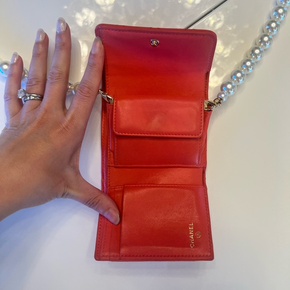 💯 Authentic extra rare Coral Chanel wallet with a custom made pearl chain - Picture 11 of 12